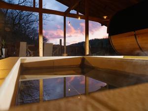 山の中のバレルサウナ「Tramonto」のイメージ